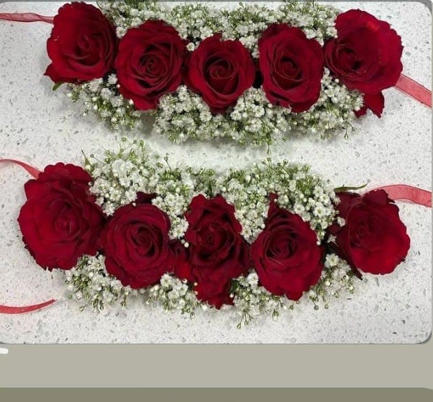 Red roses gajrye with imported baby breaths